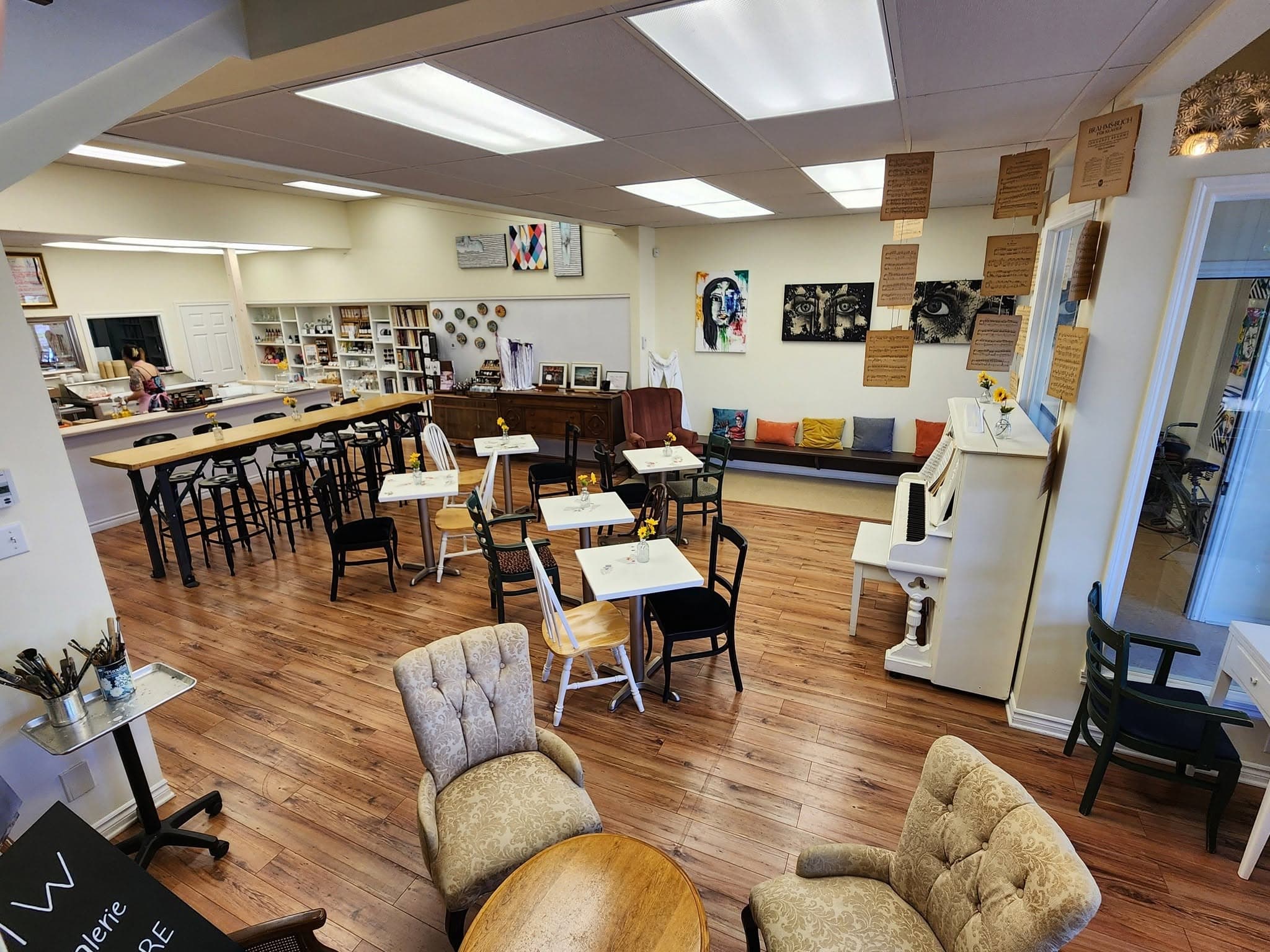 L'intérieur du café No Matter What à Sainte-Marthe-sur-le-Lac — comptoir, galerie et salle