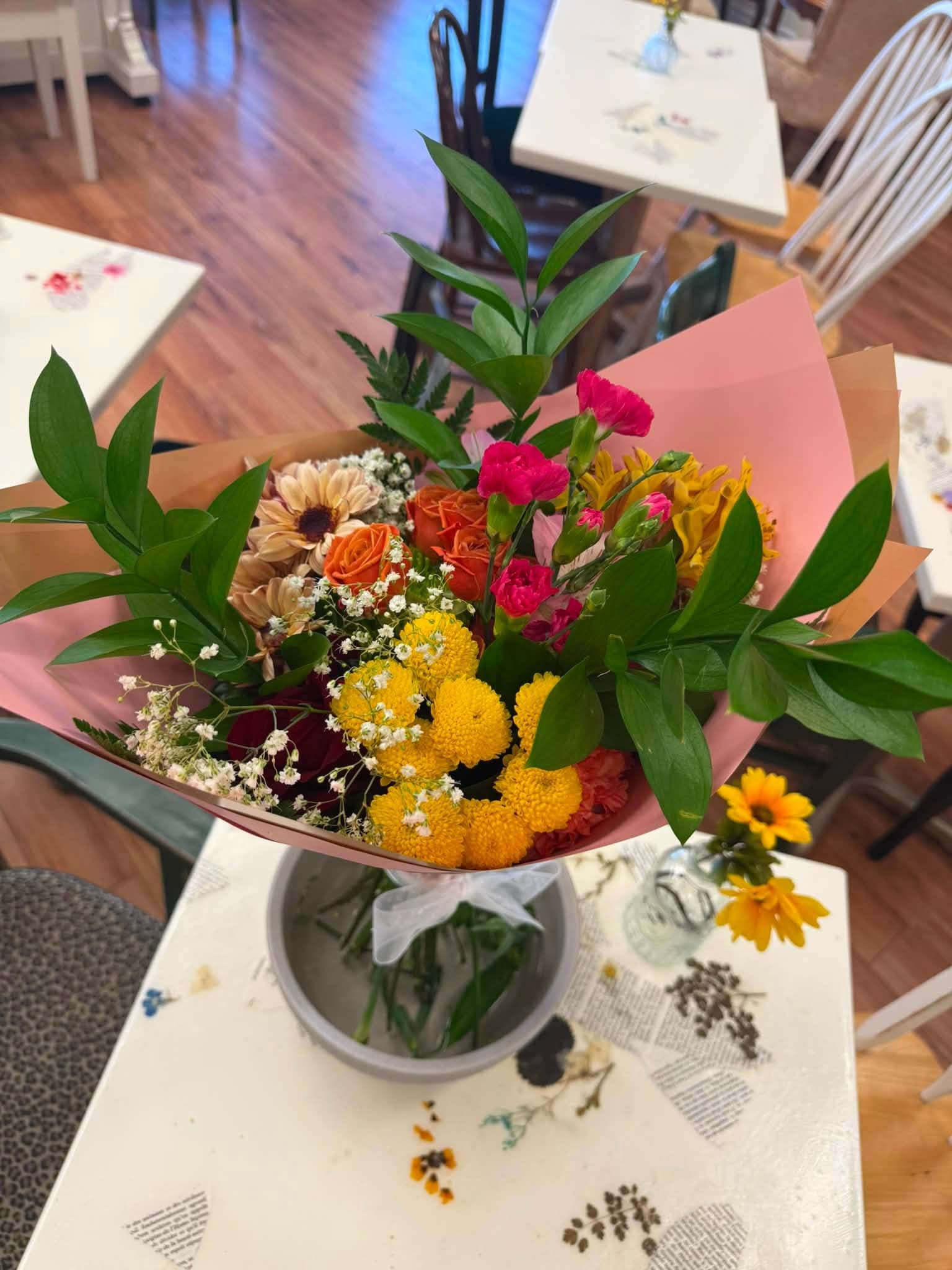 Bouquet de fleurs fraîches composé au bar à fleurs NMW