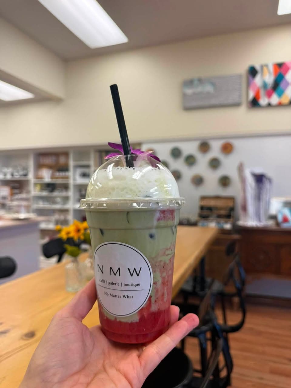 Matcha latté préparé au comptoir NMW